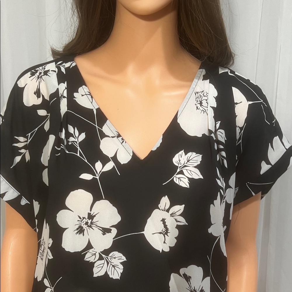 Simply Vera Vera Wang Monochrome Floral Top - Picture 2 of 2